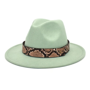 Détail du chapeau fedora vert menthe avec ceinture élégante en cuir motif serpent