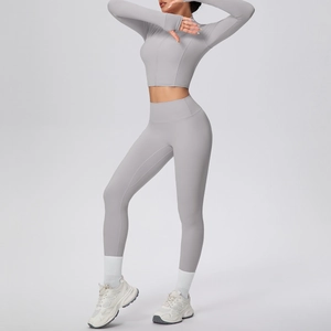 Détail de l'ensemble de yoga gris avec legging taille haute et haut manches longues à passe-pouces