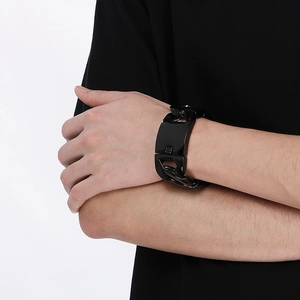 Dettaglio di un bracciale a catena cubana nera da 31 mm sul polso di un uomo
