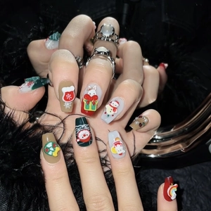 Faux ongles de Noël faits main avec Père Noël et motifs festifs en relief 3D