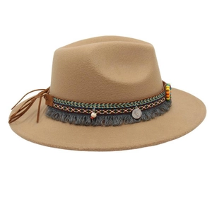 Dettaglio cappello fedora in lana kaki con fascia etnica e ciondoli metallici