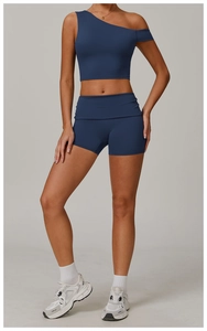 Détail d'un ensemble de yoga bleu marine à épaule dénudée et short à taille haute gainant