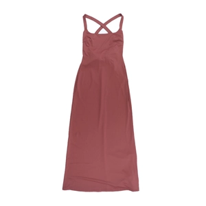 Détail des bretelles croisées au dos d'une robe maxi moulante de couleur vieux rose