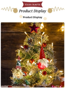 Dettaglio di gnomi natalizi in peluche con LED appesi a un ramo d'albero decorato