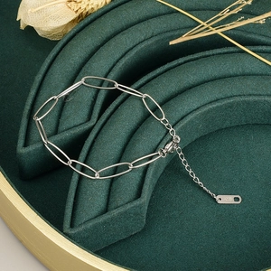 Minimalistisches silbernes Büroklammer-Gliederarmband mit 18K-Gravur und Hummerverschluss