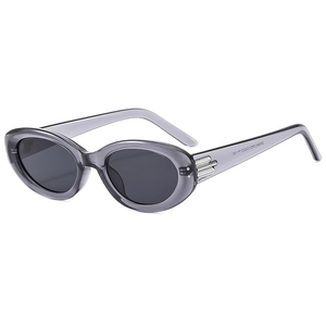 Lunettes de soleil ovales gris translucide avec verres foncés et détails en argent