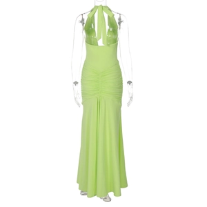 Vue détaillée de la robe dos nu vert clair à licou avec tissu plissé et coupe drapée