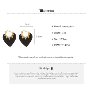 Infographie montrant dimensions et matériaux des boucles d'oreilles cœur noir plaqué or
