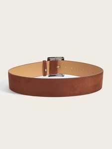 Détail de ceinture large en daim marron avec boucle carrée argentée de style vintage