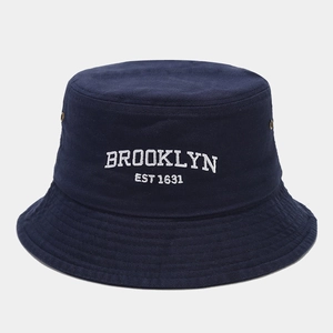 Dettaglio del ricamo Brooklyn e occhielli in metallo sul cappello a secchiello