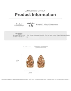 Gros plan de boucles d'oreilles goutte or rose avec strass ambre et tiges en argent