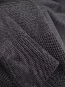 Vue détaillée de la maille fine et du poignet côtelé de ce pull gris foncé élégant