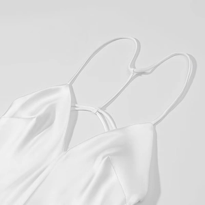 Elegantes weißes Satin-Unterkleid mit überkreuzten Trägern in einer hochwertigen Nahaufnahme
