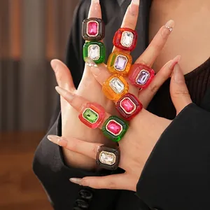 Bague vintage hexagonale en résine ornée de grands strass colorés au style rétro