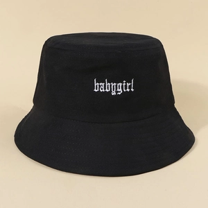 Cappello alla pescatora nero in cotone con ricamo Babygirl bianco su fondo beige