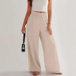 Dettaglio dei pantaloni in cotone e lino a vita alta con vita elastica e tasche laterali