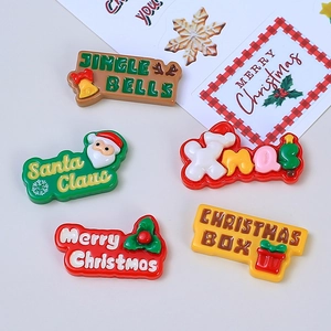 Fünf verschiedene Weihnachts-Resin-Anhänger mit Weihnachtsmann und Glocken auf weißem Grund