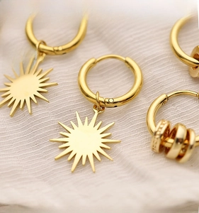 Dettaglio degli orecchini a stella in acciaio inossidabile placcati in oro 18K