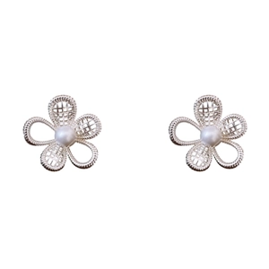 Boucles d'oreilles fleurs ajourées avec perle centrale au fini argenté pour femmes