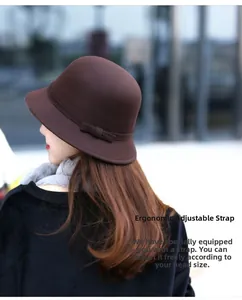 Dettaglio del cappello in feltro di lana marrone con il cordoncino interno regolabile