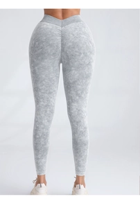 Détail du tissu gris délavé à l'acide et couture froncée sur le legging de yoga