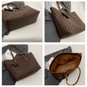Detalle del bolso tote marrón con monograma, interior espacioso y colgante de lazo