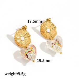 Vue détaillée de boucles d'oreilles cœur colorées avec mesures 17,5mm et 19,5mm