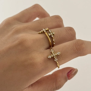 Bague double croix en acier inoxydable plaqué or 18 carats avec cristaux blancs