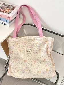 Cute cartoon cat canvas tote bag with pink handles and quilted kitten patterns