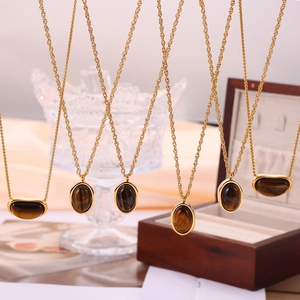 Colliers vintage en acier titane plaqué or avec pendentifs naturels en œil de tigre