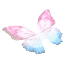 Détail d'une broche papillon en résine dégradé rose et bleu avec attache en bronze