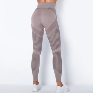 Detail der nahtlosen High-Waist-Yogahose mit atmungsaktivem Mesh und Push-Up-Effekt