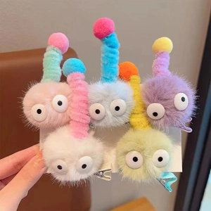 Vue détaillée de six pinces à cheveux en peluche monstres colorés avec de grands yeux