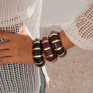 Vue rapprochée de bracelets bohèmes avec anneaux en métal doré et blocs de résine brillants