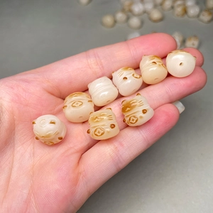 Geschnitzte Katzenperlen aus weißer Bodhi-Wurzel für DIY-Schmuck in der Hand