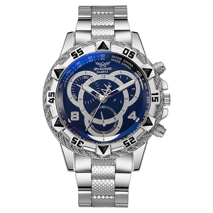Gros plan détaillé du cadran bleu et du bracelet en acier argenté d'une montre quartz