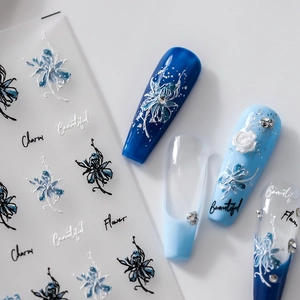 Adesivi per unghie 3D con fiori blu e bianchi e scritte artistiche in rilievo