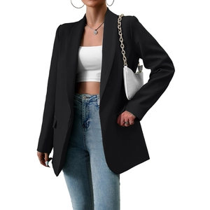 Blazer noir classique pour femme, veste cintrée professionnelle sur fond blanc pour bureau