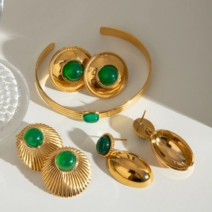 Conjunto de joyas vintage de oro 18k con ágata verde natural sobre fondo blanco