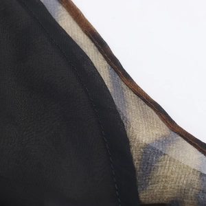 Détail des coutures de haute qualité sur tissu imprimé léopard avec finition précise