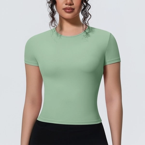 Vue détaillée du t-shirt de sport vert clair ajusté en tissu élastique à séchage rapide