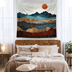 Arazzo con montagne geometriche astratte appeso sulla parete della camera da letto