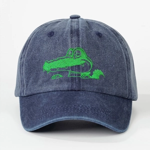 Berretto da baseball in denim blu scuro lavato con ricamo di coccodrillo verde a cartone