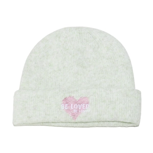 Detalle de gorro de punto verde menta con corazón rosa y bordado BE LOVED