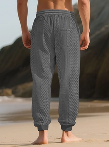 Vue détaillée du jogging en maille grise pour hommes avec poignets élastiques et poche