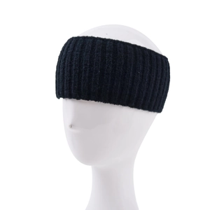 Detailopname van een zwarte geribbelde gebreide hoofdband voor winter en buitensport