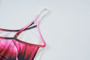 Gedetailleerde macro-opname van verstelbaar schouderbandje met roze tie-dye patroon stof
