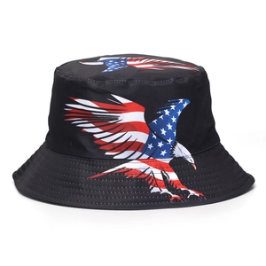 Detail des US-Flaggen-Adlerdrucks auf schwarzem Fischerhut aus Polyester für Outdoor-Sonnenschutz