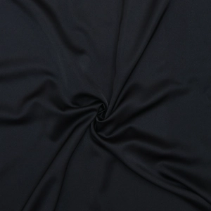 Détail du tissu en satin noir montrant une texture lisse et des plis drapés élégants