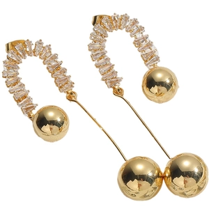 Boucles d'oreilles en U dorées avec zircons à franges et deux perles d'or pendantes